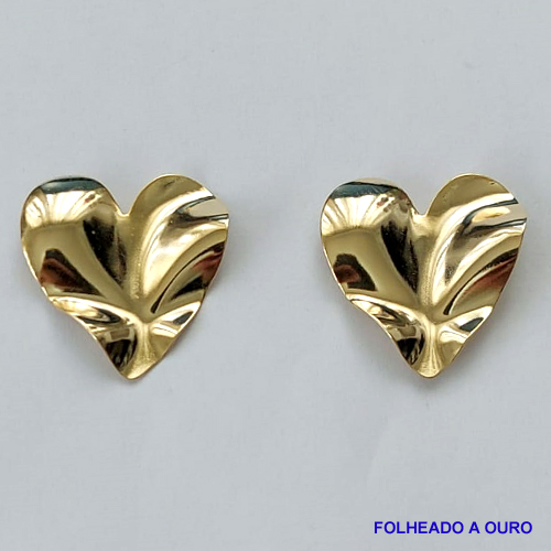 BRINCO FOLHEADO A OURO - BANHADO COM 5 MILÉSIMOS + VERNIZ DIAMOND - (BR2051D) BRINCO DE PINO COM CORAÇÃO MARTELADO 25MM - OURO082