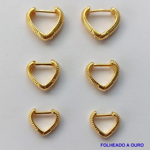 BRINCO FOLHEADO A OURO - BANHADO COM 5 MILÉSIMOS + VERNIZ DIAMOND - (ARJ1094) BRINCO DE TRIO ARGOLA CORAÇÃO 11/13/15MM - OURO086