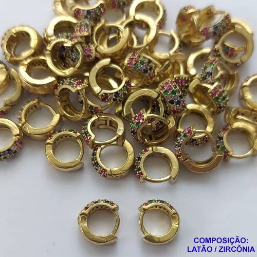 BRINCO NO BRUTO PRONTO PARA O BANHO(CX46) - BRINCO ARGOLA CRAVEJADO COM 3 FILEIRAS EM MICRO ZIRCÔNIAS COLORIDAS - TAMANHO: 3,5X10MM - PESO 1,7GR - BRU13212