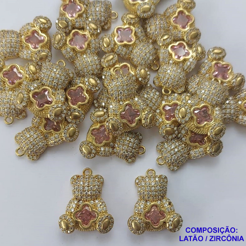 PINGENTE NO BRUTO PRONTO PARA O BANHO (CX46)- PINGENTE URSO CRAVEJADO EM MICRO ZIRCÔNIAS E TREVO TIPO VAN CLEEF (SIMILIAR A VIRGÍNIA) - TAMANHO: 18X22MM - PESO 5,1GR - BRU13213