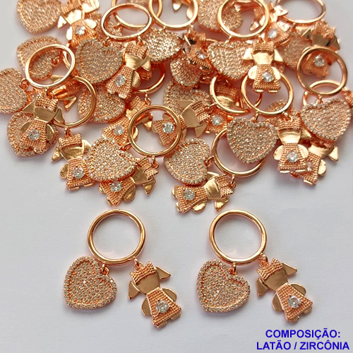 PINGENTE NO BRUTO PRONTO PARA O BANHO(CX46) - PINGENTE MENINA COM CORAÇÃO CRAVEJADOS EM MICROS ZIRCÔNIAS - TAMANHO: 23X28MM - PESO 4,5GR - BRU13217
