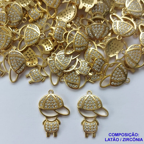 PINGENTE NO BRUTO PRONTO PARA O BANHO(CX47) - PINGENTE MENINO VAZADO CRAVEJADA EM MICRO ZIRCONIAS - COMPOSIÇÃO: LATÃO / ZIRCÔNIA - TAMANHO 23MM -  PESO TOTAL 2,7GR - BRU13219