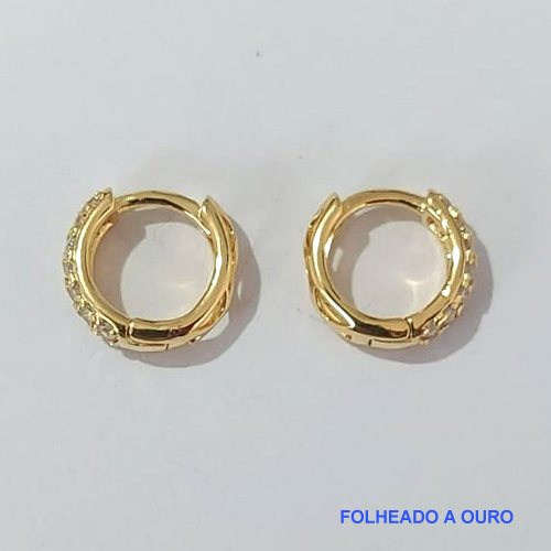 BRINCO FOLHEADO A OURO - BANHADO COM 5 MILÉSIMOS + VERNIZ DIAMOND - (AR21) BRINCO DE ARGOLA COM TRAVA COM MICRO ZIRCÔNIAS CRAVEJADAS 12MM - OURO102