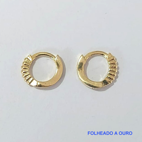 BRINCO FOLHEADO A OURO - BANHADO COM 5 MILÉSIMOS + VERNIZ DIAMOND - (BA876D) BRINCO DE ARGOLA COM TRAVA DESENHADO 10MM - OURO105
