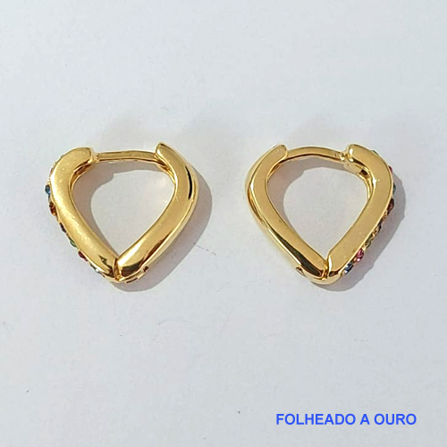 BRINCO FOLHEADO A OURO - BANHADO COM 5 MILÉSIMOS + VERNIZ DIAMOND - (BA156ZD) BRINCO DE ARGOLA FORMATO CORAÇÃO CRAVEJADO COM MICRO ZIRCÔNIAS COLORIDAS 16MM - OURO108