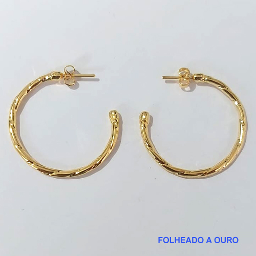 BRINCO FOLHEADO A OURO - BANHADO COM 5 MILÉSIMOS + VERNIZ DIAMOND - (ARD6512) BRINCO DE ARGOLA DESENHADA 30MM - OURO109