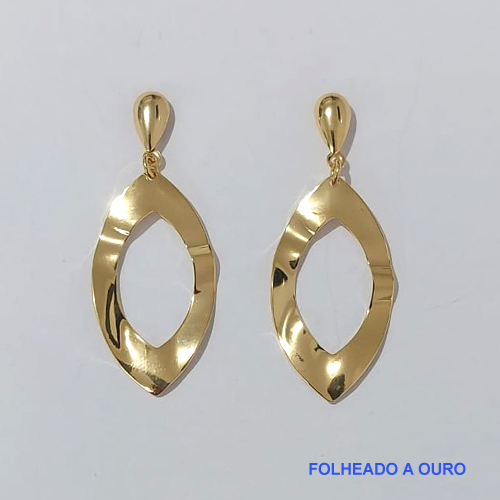 BRINCO FOLHEADO A OURO - BANHADO COM 5 MILÉSIMOS + VERNIZ DIAMOND - (BR2114D) BRINCO DE PINO COMPRIDO VAZADO 15MM - OURO117