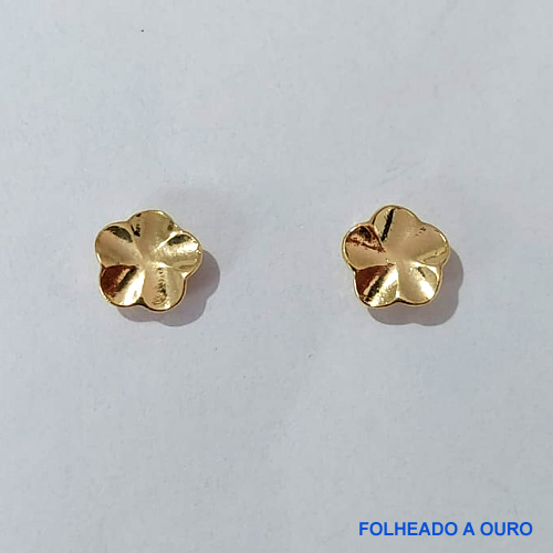 BRINCO FOLHEADO A OURO - BANHADO COM 5 MILÉSIMOS + VERNIZ DIAMOND - (BR1488ZD) BRINCO DE PINO TREVO TEXTURA ORGÂNICA 6MM - OURO171