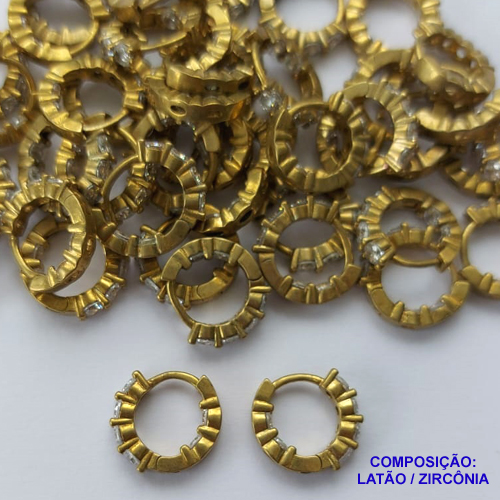 BRINCO NO BRUTO PRONTO PARA O BANHO (CX63) - (BX00297 W TAM 12) BRINCO DE ARGOLA CRAVEJADO EM MICROS ZIRCÔNIAS CRISTAIS 13MM - COMPOSIÇÃO: LATÃO / ZIRCÔNIA - PESO TOTAL 1,8GR - BRU13345