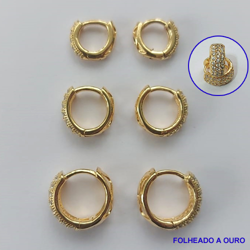BRINCO FOLHEADO A OURO - BANHADO COM 5 MILÉSIMOS + VERNIZ DIAMOND - (BRT074D) BRINCO DE TRIO ARGOLA CRAVEJADO EM MICROS ZIRCÔNIAS 9/11/13MM - OURO174