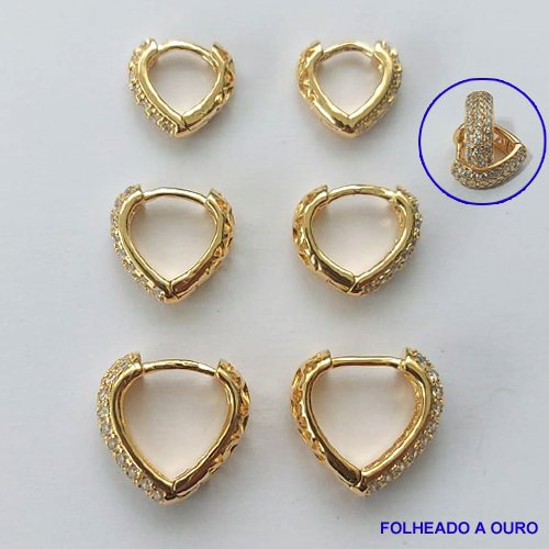 BRINCO FOLHEADO A OURO - BANHADO COM 5 MILÉSIMOS + VERNIZ DIAMOND - (BRT075D) BRINCO DE TRIO ARGOLA CORAÇÃO CRAVEJADO EM MICROS ZIRCÔNIAS 7/9/12MM - OURO175