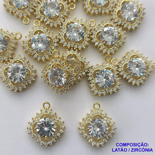 PINGENTE NO BRUTO PRONTO PARA O BANHO(CX57) - PINGENTE CRAVEJADO EM MICROS ZIRCÔNIAS 16MM - COMPOSIÇÃO: LATÃO / ZIRCÔNIA - PESO TOTAL 1,8GR - BRU13379