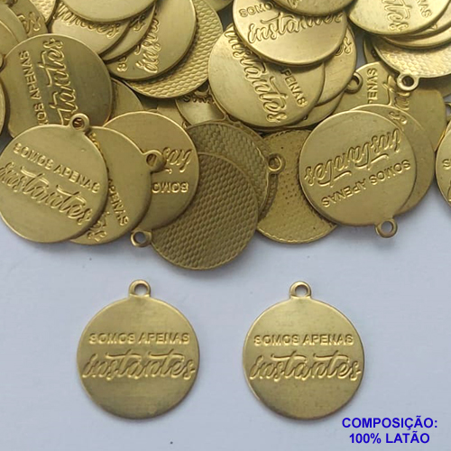ACESSÓRIO NO BRUTO PRONTO PARA O BANHO(CX80) - (4842) PINGENTE REDONDO SOMOS APENAS INSTANTES 15MM - COMPOSIÇÃO: 100% LATÃO - PESO 0,9GR - BRU0002654