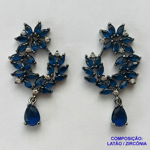 BRINCO NO BRUTO PRONTO BANHO(CX80) - BRINCO DE PINO COM FLORES CRAVEJADA EM ZIRCÔNIAS AZUIS E CRISTAIS 19X34MM - PESO TOTAL 6GR - BRU13414