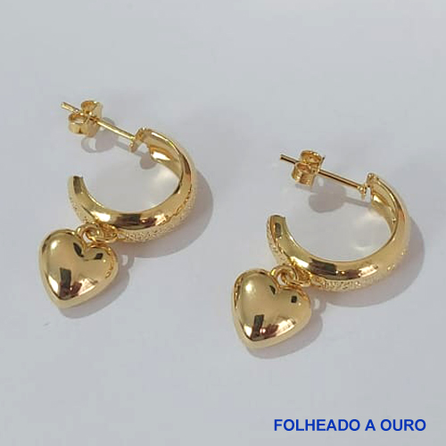 BRINCO FOLHEADO A OURO - BANHADO COM 5 MILÉSIMOS + VERNIZ DIAMOND - (BA721D) BRINCO DE ARGOLA COM PINGENTE CORAÇÃO 17MM - OURO204