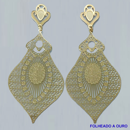 BRINCO FOLHEADO A OURO - BANHADO COM 5 MILÉSIMOS + VERNIZ DIAMOND - BRINCO DE PINO ESTILO FOLHA DETALHES VAZADOS  44X98MM - OURO209