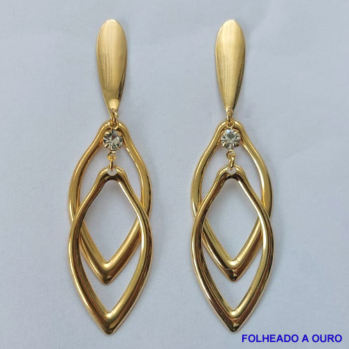 BRINCO FOLHEADO A OURO - BANHADO COM 5 MILÉSIMOS + VERNIZ DIAMOND - BRINCO DE PINO COM FOLHAS VAZADAS E PEDRA EM ZIRCÔNIA 17X75MM - OURO210
