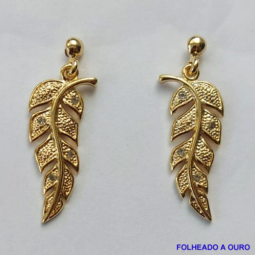 BRINCO FOLHEADO A OURO - BANHADO COM 5 MILÉSIMOS + VERNIZ DIAMOND - BRINCO DE PINO COM PINGENTE FOLHA COM ZIRCÔNIAS CRISTAIS 12X36MM - OURO218