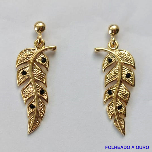 BRINCO FOLHEADO A OURO - BANHADO COM 5 MILÉSIMOS + VERNIZ DIAMOND - BRINCO DE PINO COM PINGENTE FOLHA COM ZIRCÔNIAS NEGRAS 12X36MM - OURO219