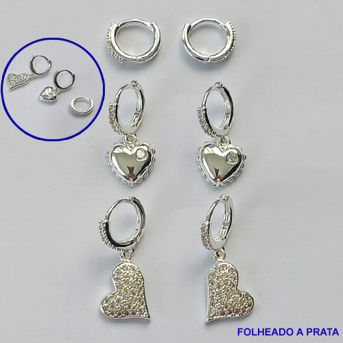 BRINCO FOLHEADO A PRATA(CX72) - BRINCO DE TRIO ARGOLA COM CORAÇÕES CRAVEJADOS EM MICROS ZIRCÔNIAS - PRA013