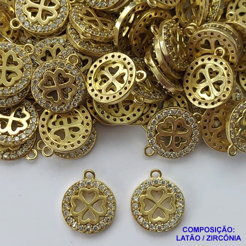 PINGENTE NO BRUTO PRONTO PARA O BANHO(CX80) - PINGENTE REDONDO VAZADO TREVO DE QUATRO FOLHAS CRAVEJADO EM MICROS ZIRCÔNIAS 10MM - COMPOSIÇÃO: LATÃO / ZIRCÔNIA - PESO TOTAL 0,6GR - BRU13491