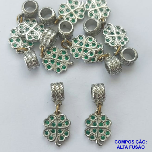 ACESSÓRIO NO BRUTO PRONTO PARA O BANHO(CX77) - (BLQ-079) TREVO QUATRO FOLHAS COM STRASS VERDES 10X12MM - BERLOQUE PARA PULSEIRA SIMILAR A PANDORA - COMPOSIÇÃO: ALTA FUSÃO - PESO 1,2GR - BRU0002764