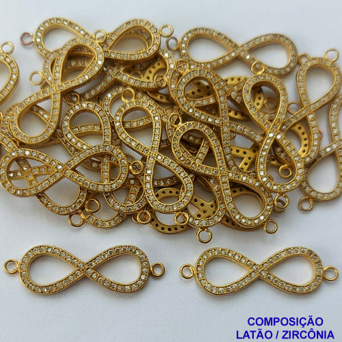 PINGENTE NO BRUTO PRONTO PARA O BANHO(CX86) - PINGENTE INFINITO CRAVEJADO EM MICROS ZIRCÔNIAS 11X35MM COM DUAS ARGOLINHAS - COMPOSIÇÃO LATÃO / ZIRCÔNIA - PESO  1,4GR - BRU13549
