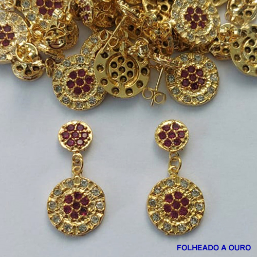 BRINCO FOLHEADO A OURO - BANHADO COM 5 MILÉSIMOS + VERNIZ DIAMOND -  BRINCO DE PINO COM BASE E PINGENTE CRAVEJADOS COM MICROS ZIRCÔNIAS CRISTAIS E VERMELHAS 14X29MM - OURO230