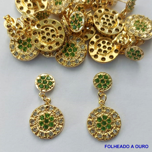 BRINCO FOLHEADO A OURO - BANHADO COM 5 MILÉSIMOS + VERNIZ DIAMOND -  BRINCO DE PINO COM BASE E PINGENTE CRAVEJADOS COM MICROS ZIRCÔNIAS CRISTAIS E VERDES 14X29MM - OURO231