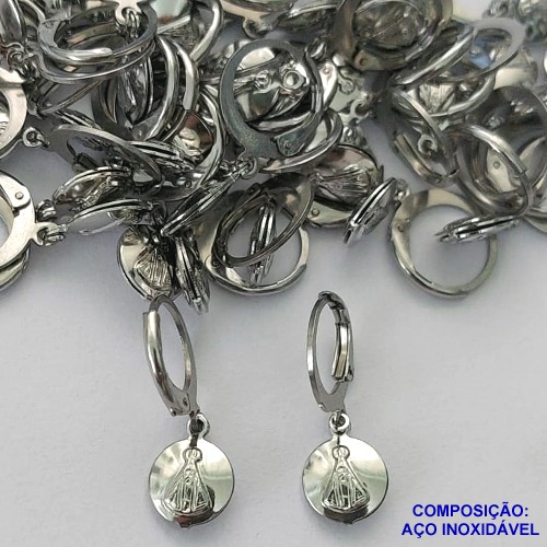 BRINCO EM AÇO INOXIDÁVEL(E1384)(CX99) - BRINCO ARGOLA DE PRESSÃO COM PINGENTE NOSSA SENHORA APARECIDA 7MM - COMPOSIÇÃO: AÇO INOXIDÁVEL - AÇO1600