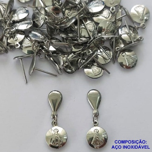 BRINCO EM AÇO INOXIDÁVEL(E1384)(CX99) - BRINCO DE PINO  COM PINGENTE NOSSA SENHORA APARECIDA 7MM - COMPOSIÇÃO: AÇO INOXIDÁVEL - AÇO1605