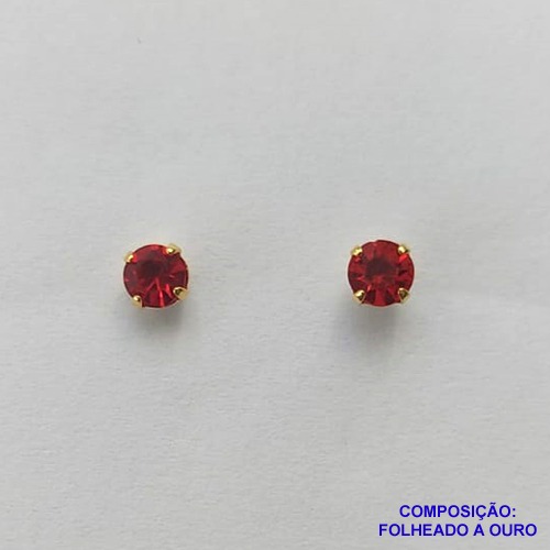 BRINCO FOLHEADO A OURO (BRD5520)- BANHADO COM 5 MILÉSIMOS + VERNIZ DIAMOND -  BRINCO DE PINO STRASS VERMELHO 3MM - OURO257