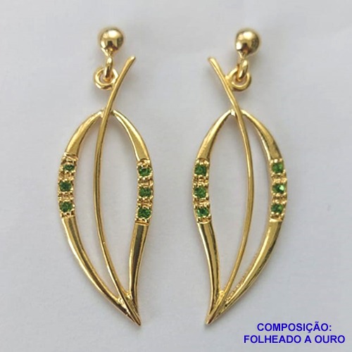 BRINCO FOLHEADO A OURO - BANHADO COM 5 MILÉSIMOS + VERNIZ DIAMOND -  BRINCO DE PINO FORMATO FOLHA COM MICRO ZIRCÔNIAS VERDES 14MM - OURO267