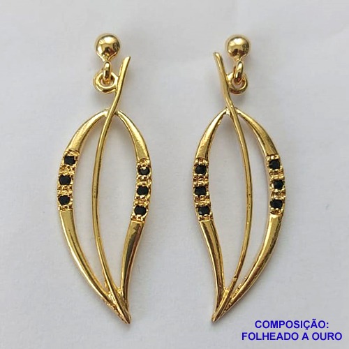 BRINCO FOLHEADO A OURO - BANHADO COM 5 MILÉSIMOS + VERNIZ DIAMOND -  BRINCO DE PINO FORMATO FOLHA COM MICRO ZIRCÔNIAS PRETAS 14MM - OURO268