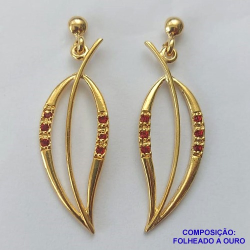 BRINCO FOLHEADO A OURO - BANHADO COM 5 MILÉSIMOS + VERNIZ DIAMOND -  BRINCO DE PINO FORMATO FOLHA COM MICRO ZIRCÔNIAS VERMELHAS 14MM - OURO269