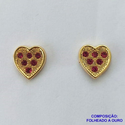 BRINCO FOLHEADO A OURO - BANHADO COM 5 MILÉSIMOS + VERNIZ DIAMOND -  BRINCO DE PINO CORAÇÃO COM MICRO ZIRCÔNIAS VERMELHAS 10MM - OURO273