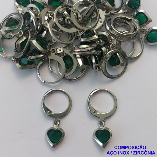 BRINCO EM AÇO INOXIDÁVEL(CX102) - BRINCOS ARGOLAS DE PRESSÃO COM PINGENTE EM ZIRCÔNIA CORAÇÃO VERDE ESCURA 7X8MM - COMPOSIÇÃO: AÇO INOXIDÁVEL - AÇO1731
