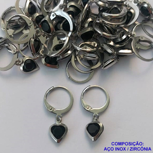 BRINCO EM AÇO INOXIDÁVEL(CX102) - BRINCOS ARGOLAS DE PRESSÃO COM PINGENTE EM ZIRCÔNIA CORAÇÃO PRETA 7X8MM - COMPOSIÇÃO: AÇO INOXIDÁVEL - AÇO1733