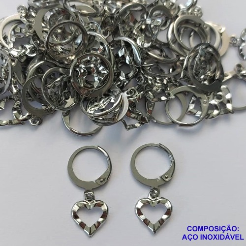 BRINCO EM AÇO INOXIDÁVEL(E1280) (CX102) - BRINCOS ARGOLAS DE PRESSÃO COM PINGENTE CORAÇÃO VAZADO 8MM - COMPOSIÇÃO: AÇO INOXIDÁVEL - AÇO1750