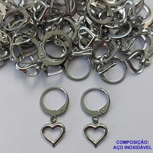 BRINCO EM AÇO INOXIDÁVEL (CX102) - BRINCOS ARGOLAS DE PRESSÃO COM PINGENTE CORAÇÃO VAZADO 8MM - COMPOSIÇÃO: AÇO INOXIDÁVEL - AÇO1748