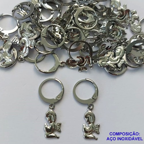 BRINCO EM AÇO INOXIDÁVEL (CX102) - BRINCOS ARGOLAS DE PRESSÃO COM PINGENTE ANJINHO 7MM - COMPOSIÇÃO: AÇO INOXIDÁVEL - AÇO1749