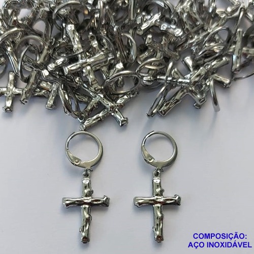 BRINCO EM AÇO INOXIDÁVEL (CX102)(E1339) - BRINCOS ARGOLAS DE PRESSÃO COM PINGENTE CRUCIFIXO 13MM - COMPOSIÇÃO: AÇO INOXIDÁVEL - AÇO1751