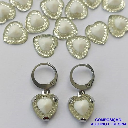 BRINCO EM AÇO INOXIDÁVEL (CX102) BRINCO ARGOLA DE PRESSÃO PINGENTE CORAÇÃO EM RESINA BRANCO 10MM - COMPOSIÇÃO: AÇO INOXIDÁVEL - AÇO1765
