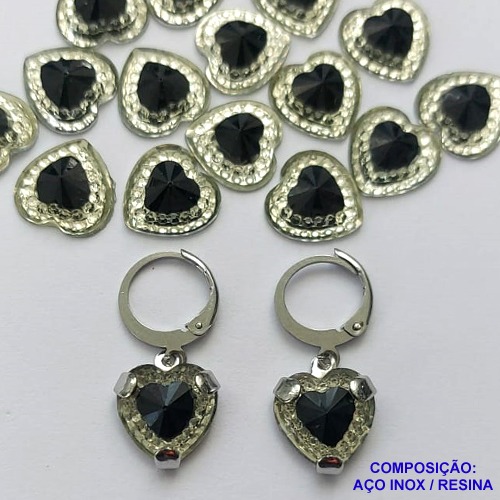 BRINCO EM AÇO INOXIDÁVEL (CX102) BRINCO ARGOLA DE PRESSÃO PINGENTE CORAÇÃO EM RESINA PRETO 10MM - COMPOSIÇÃO: AÇO INOXIDÁVEL - AÇO1768