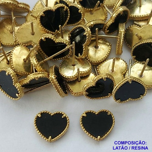 BRINCO NO BRUTO PRONTO PARA O BANHO(CX103) - BRINCO DE PINO TIPO VAN CLEEFF CORAÇÃO PRETO 10MM - PESO: 1,0GR - COMPOSIÇÃO LATÃO E RESINA - BRU14012