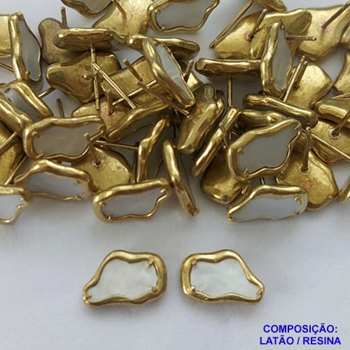 BRINCO NO BRUTO PRONTO PARA O BANHO(CX103) - BRINCO DE PINO TIPO VAN CLEEFF FORMATO NUVEM MADRE PÉROLA  8MM - PESO: 1,8GR - COMPOSIÇÃO LATÃO E RESINA - BRU14017
