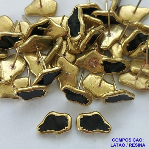 BRINCO NO BRUTO PRONTO PARA O BANHO(CX103) - BRINCO DE PINO TIPO VAN CLEEFF FORMATO NUVEM PRETA 8MM - PESO: 1,8GR - COMPOSIÇÃO LATÃO E RESINA - BRU14019