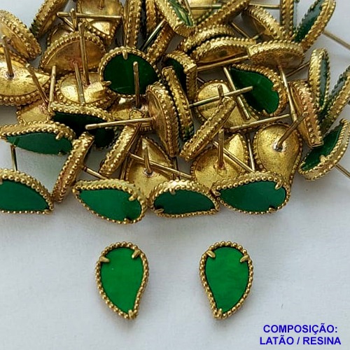 BRINCO NO BRUTO PRONTO PARA O BANHO(CX103) - BRINCO DE PINO TIPO VAN CLEEFF FORMATO GOTA VERDE 7MM - PESO: 1,5GR - COMPOSIÇÃO LATÃO E RESINA - BRU14022