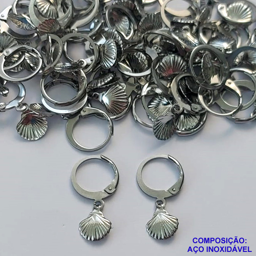 BRINCO EM AÇO INOXIDÁVEL (CX108)- BRINCO ARGOLINHA DE PRESSÃO COM PINGENTE CONCHA 7MM - COMPOSIÇÃO: AÇO INOXIDÁVEL - AÇO1781