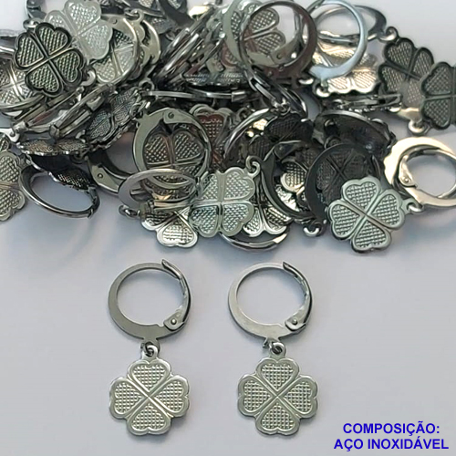 BRINCO EM AÇO INOXIDÁVEL (CX108)- BRINCO ARGOLINHA DE PRESSÃO COM PINGENTE TREVO QUATRO FOLHAS 11MM - COMPOSIÇÃO: AÇO INOXIDÁVEL - AÇO1783